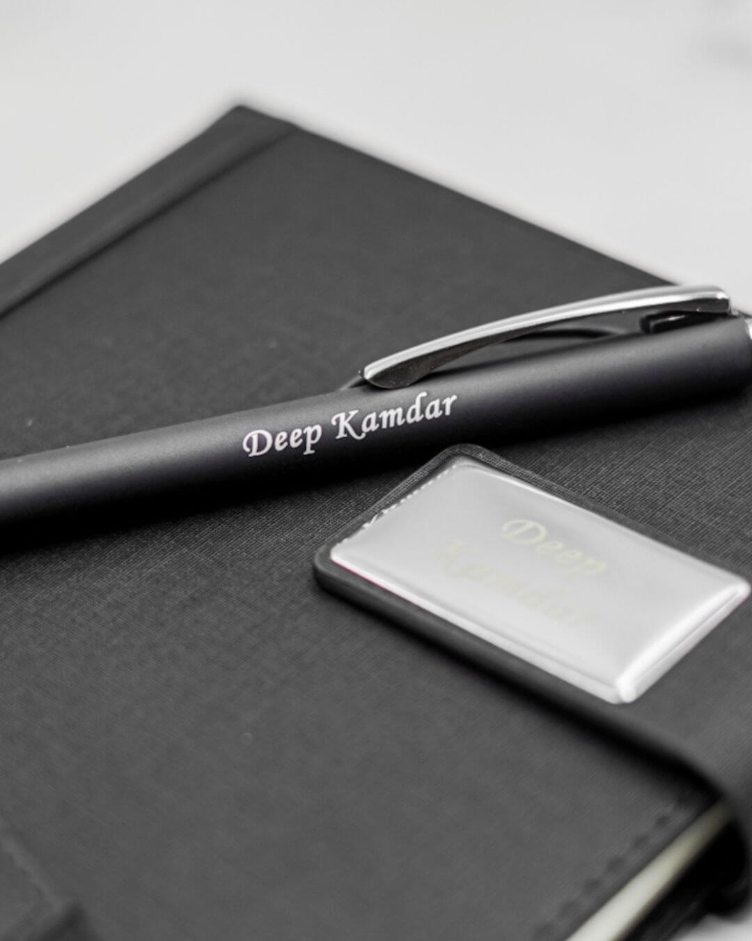 Scriptura Schreibset: gravierter schwarzer Stift „Deep Kandar“ auf Notizbuch