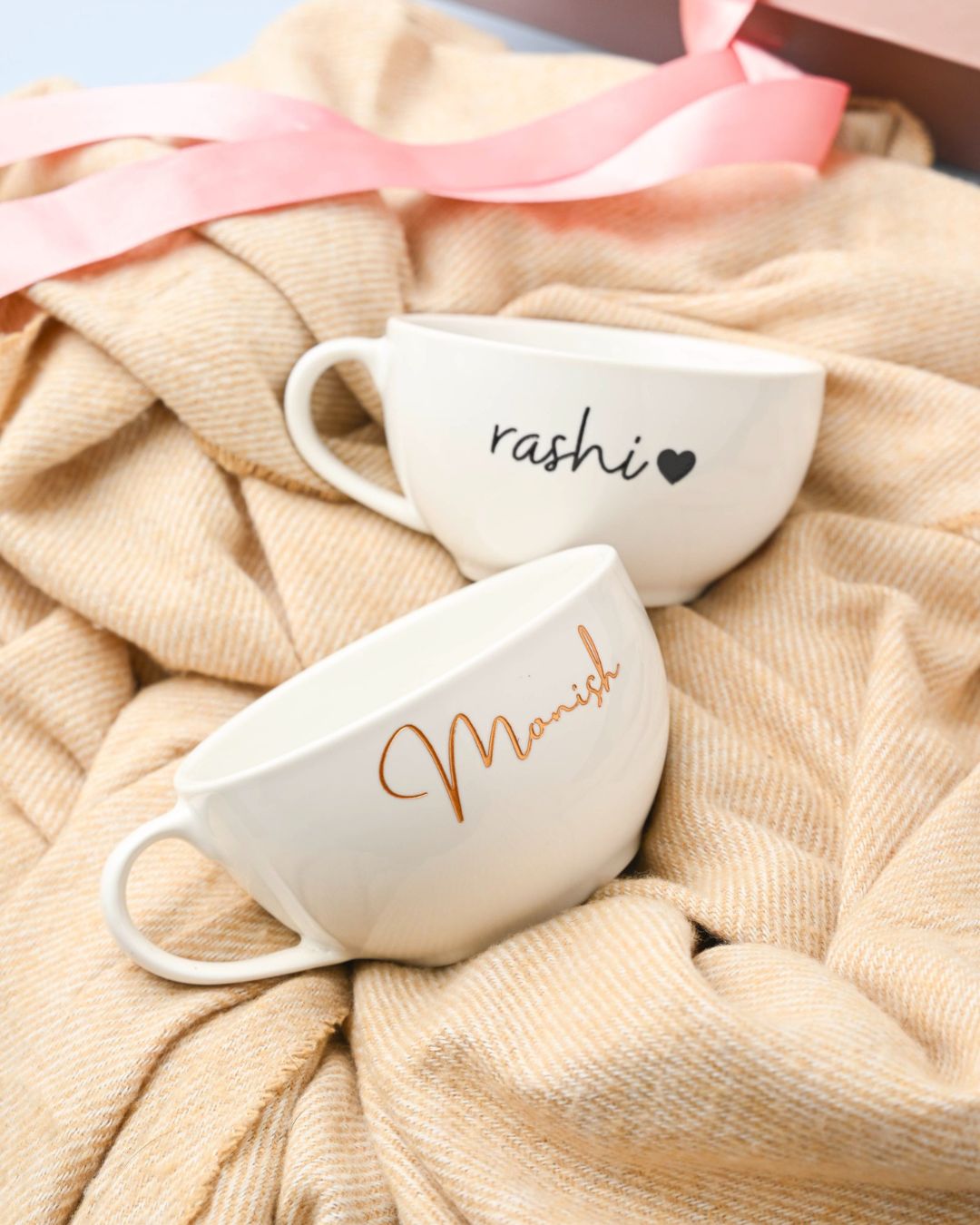 Weiße Keramiktasse mit Gravur „rashi“ und Herzsymbol, Goldschrift