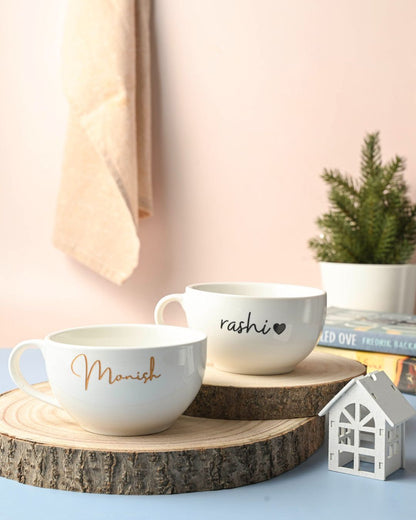 Weiße personalisierte Keramiktasse mit Gravur „Monish“ in Goldschrift