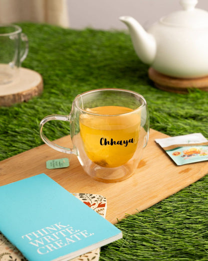 Pure Halo Double Wall Mug mit „Chhaya“-Gravur, gelbes Getränk im Glasbecher