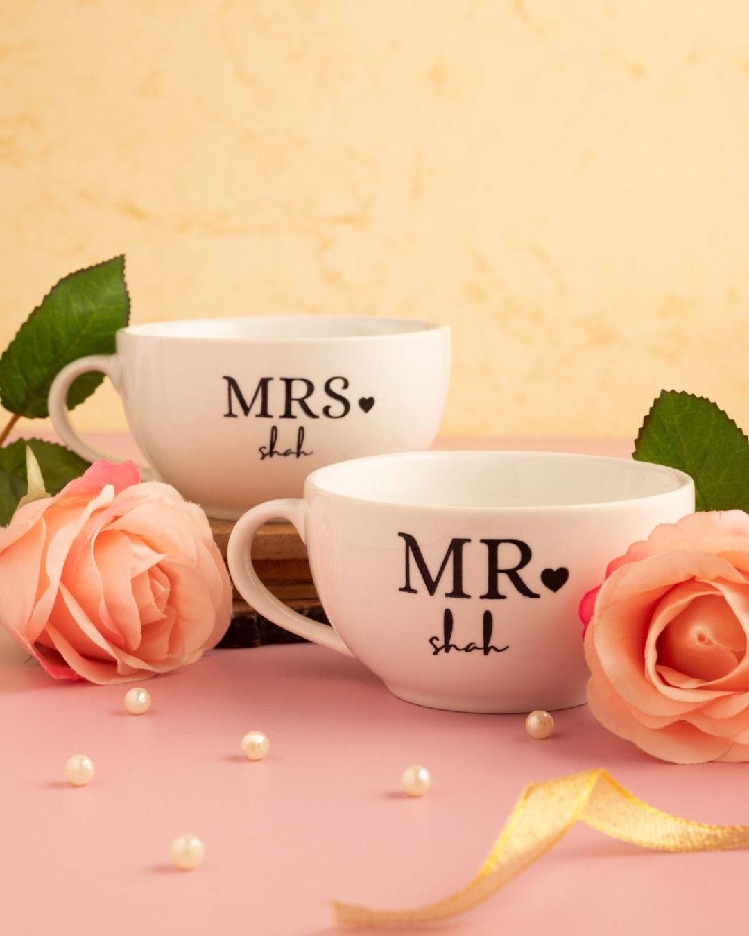 Weiße MR- und MRS-Tassen mit Herz und Namensgravur, mit Rosen dekoriert