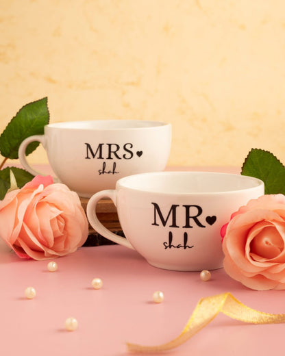 Weiße MR- und MRS-Tassen mit Herz und Namensgravur, mit Rosen dekoriert
