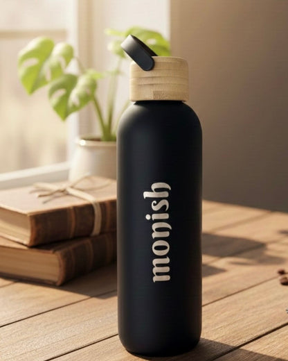 Personalisierten Trinkflasche, schwarz mit Holzdeckel und Trageschlaufe