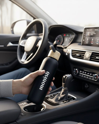 Personalisierten Trinkflasche, schwarz, in der Hand am Auto-Interieur