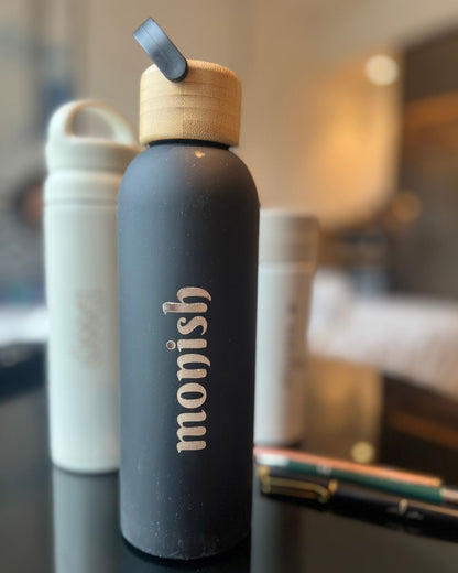 Personalisierten Trinkflasche, dunkelgrau mit Holzdeckel und Aufdruck