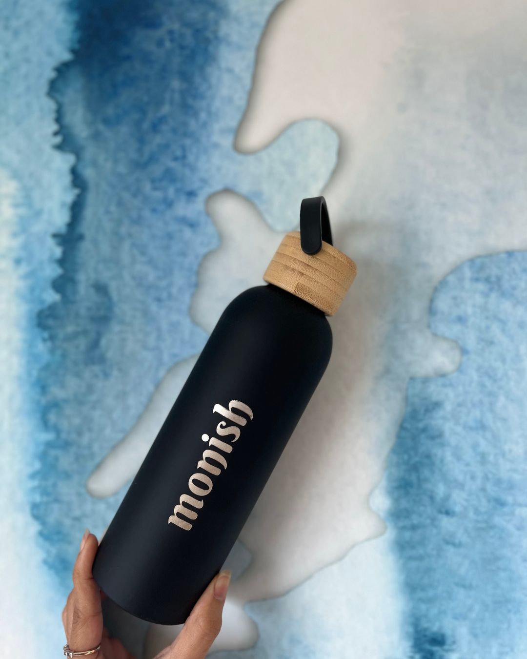 Personalisierten Trinkflasche, schwarz mit Holzdeckel und Schlaufe