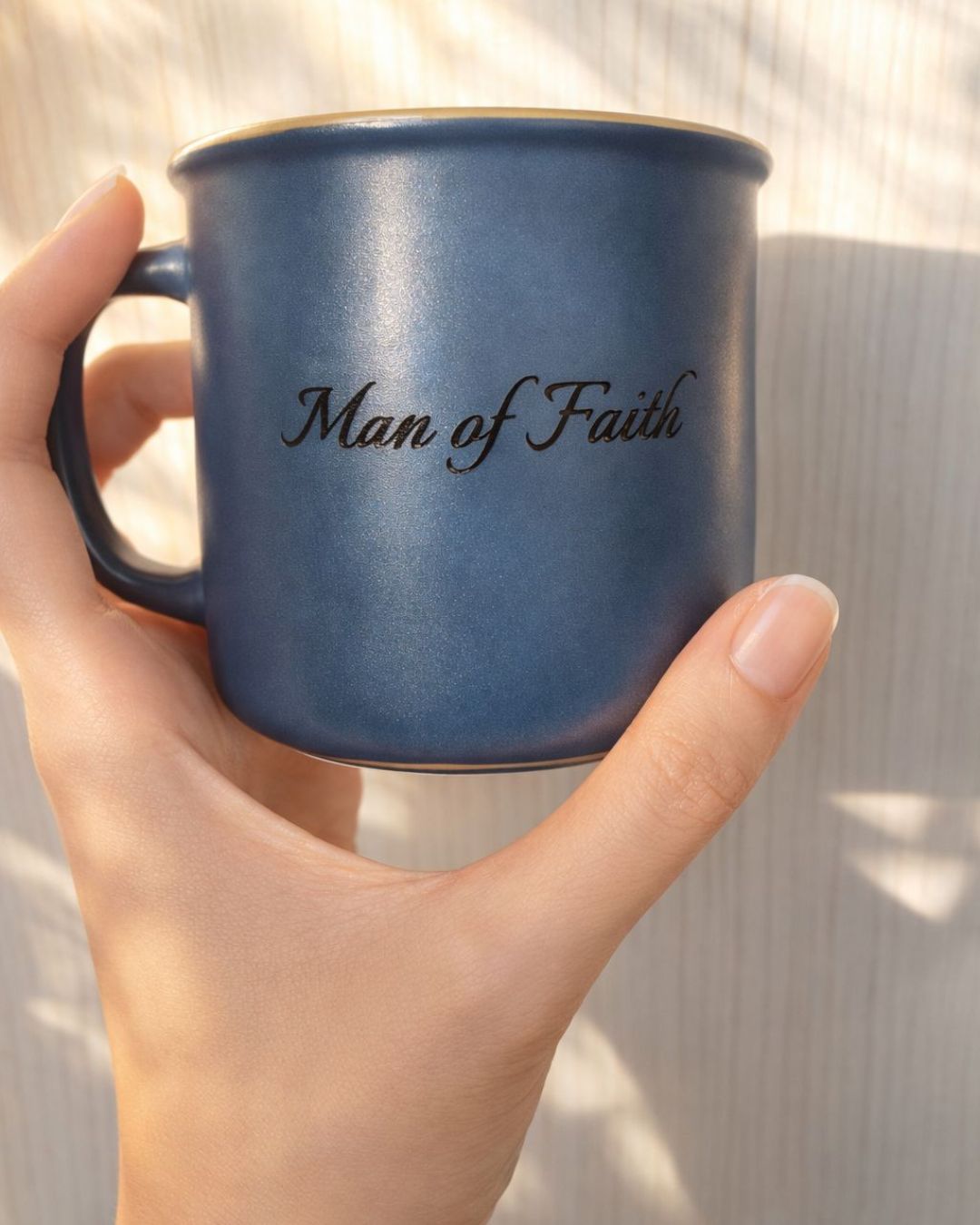 Dunkelblaue Mini-Tasse, Design „Man of Faith“ auf der Vorderseite